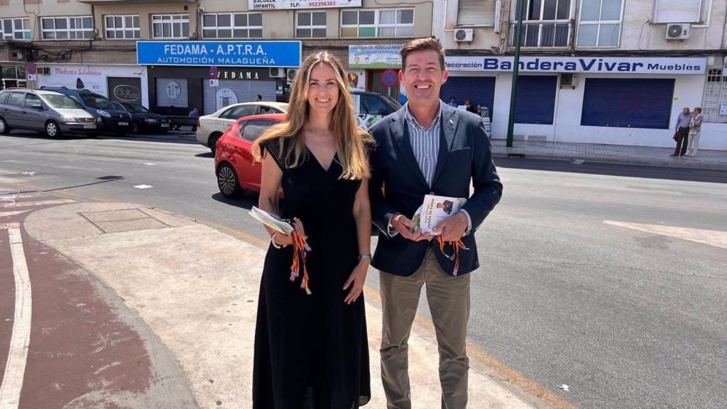 El candidato de Vox a la Alcaldía de Málaga, Antonio Alcázar, junto a la número 2, Yolanda Gómez, en Carretera de Cádiz.