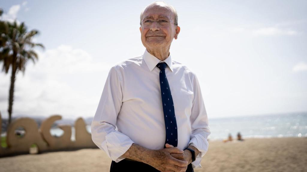 Francisco de la Torre, en mangas de camisa, en la playa de La Malagueta.