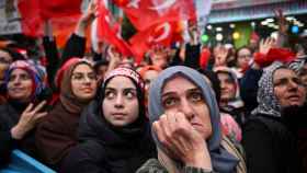 Los partidarios del presidente turco Tayyip Erdogan asisten a una manifestación en Estambul, el 12 de mayo de 2023.