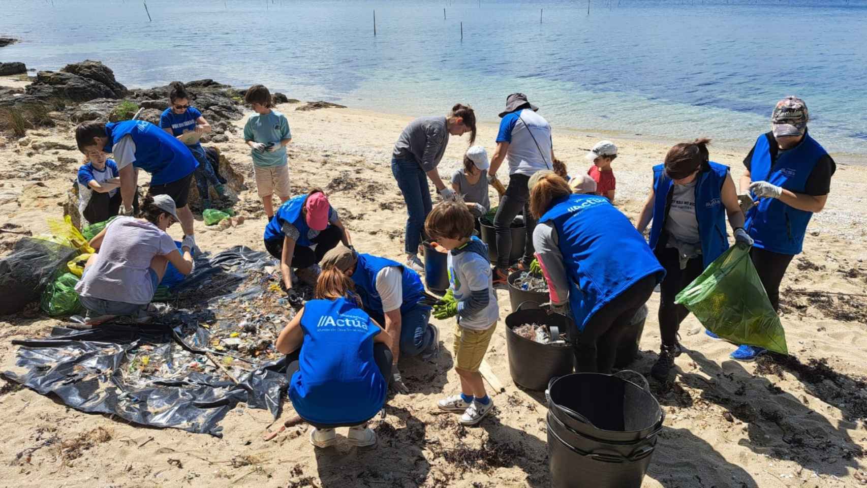 Retirada de basura de las playas de la isla de Cortegada.