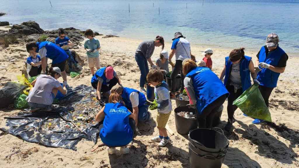 Retirada de basura de las playas de la isla de Cortegada.