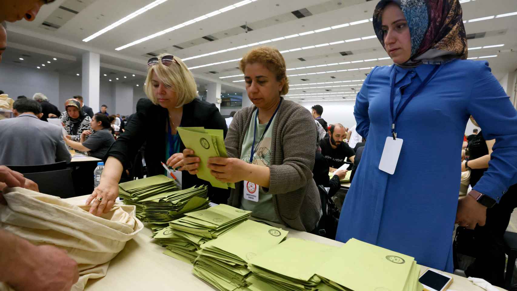 Los funcionarios electorales cuentan los votos del extranjero el día de las elecciones presidenciales y parlamentarias de Turquía , en Ankara, Turquía.