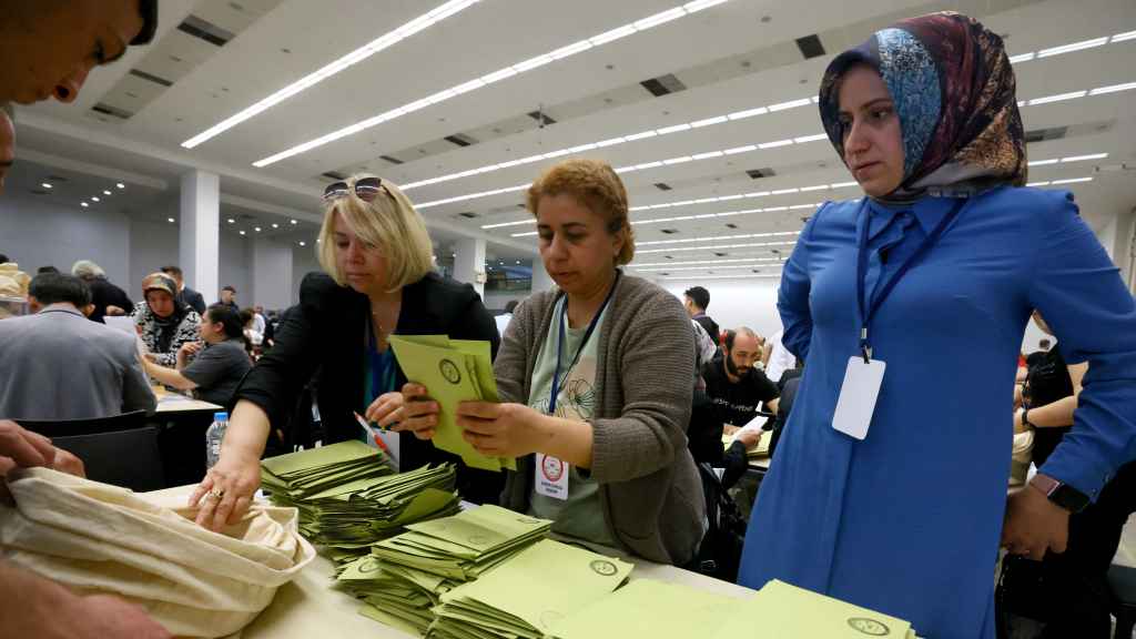 Los funcionarios electorales cuentan los votos del extranjero el día de las elecciones presidenciales y parlamentarias de Turquía , en Ankara, Turquía.