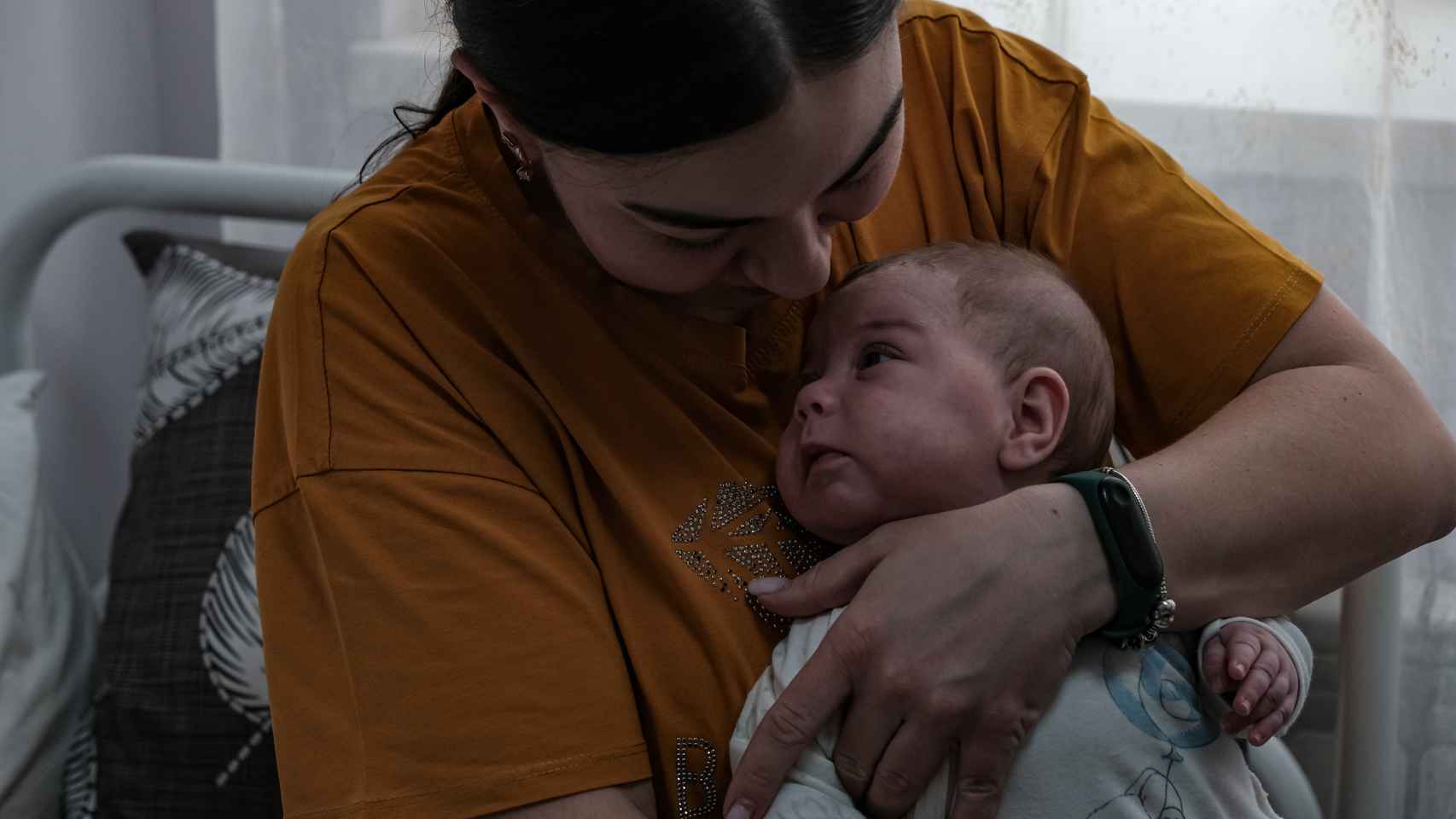Uno de los pacientes más pequeños de este hospital infantil de cuidados paliativos, junto con su madre