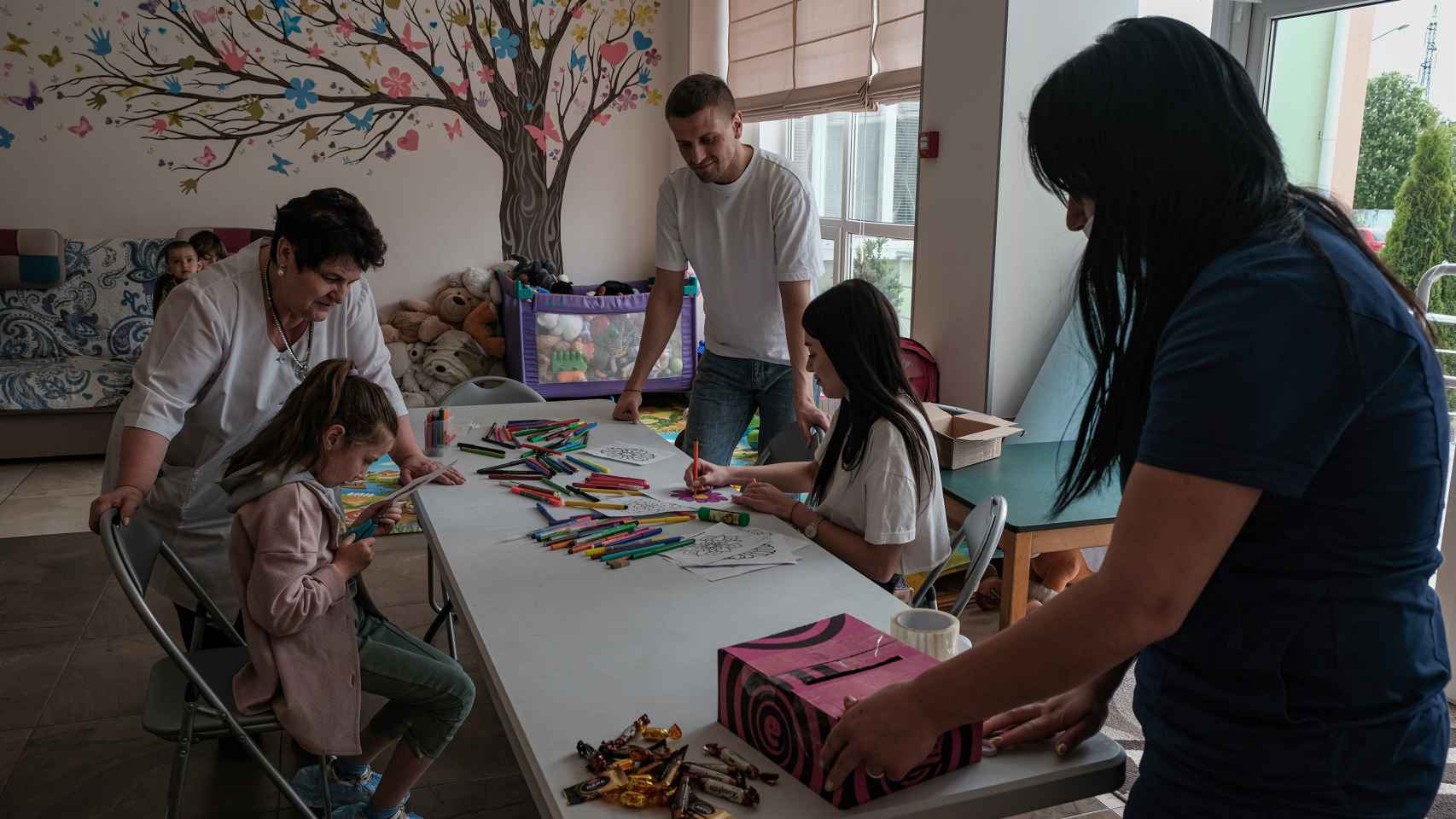 Sesión de terapia mediante el arte adaptada para niños con trastornos nerviosos, en una de las salas del Hospital y Hospicio Infantil de Cuidados Paliativos de Járkov