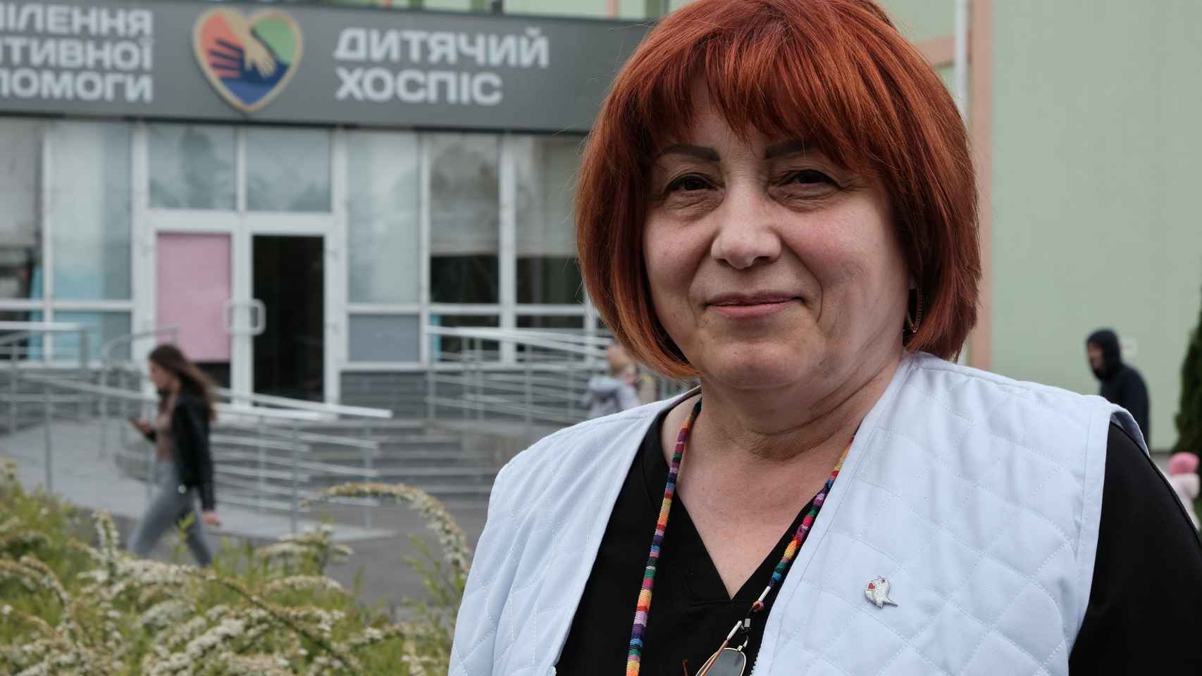 Tatiana Pzihodko, la directora del Hospital y Hospicio Infantil de Cuidados Paliativos de Járkov, a las puertas del centro que dirige