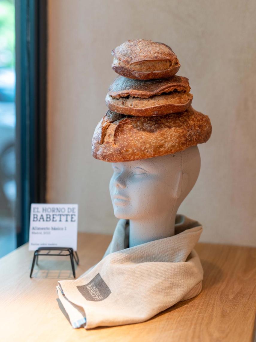 'Señora con pan en la cabeza' de Babette.