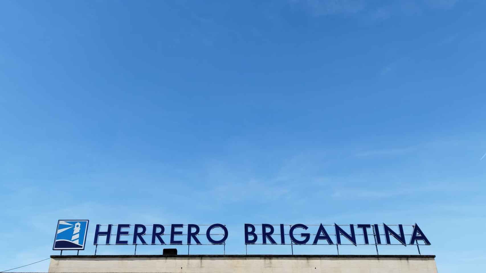 Logotipo de Herrero Brigantina en su sede de Ponferrada.