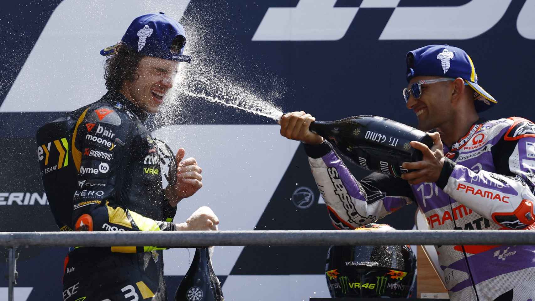 Jorge Martín moja con champán a Marco Bezzecchi, ganador del Gran Premio de Francia.