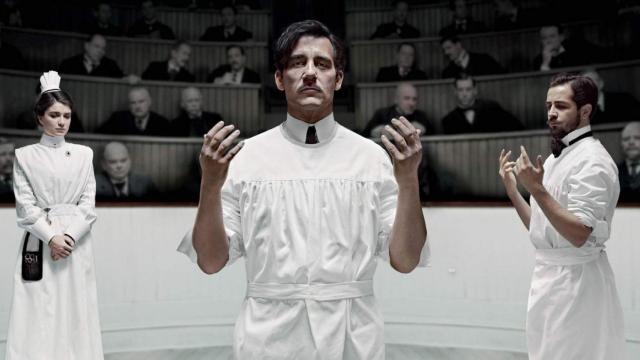 Fotograma de 'The Knick' con Clive Owen, el protagonista, en el centro