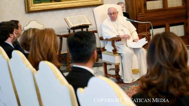 El papa Francisco junto a representantes de ASAJA este sábado en el Vaticano.