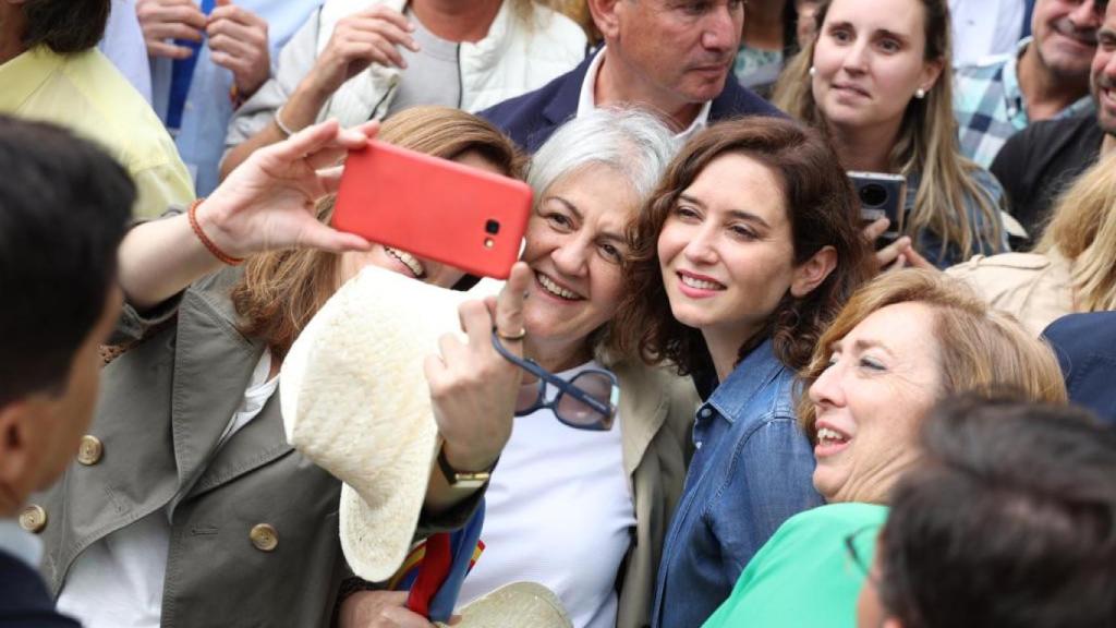 Isabel Díaz Ayuso se fotografía junto a simpatizantes, en Pozuelo de Alarcón (Madrid).