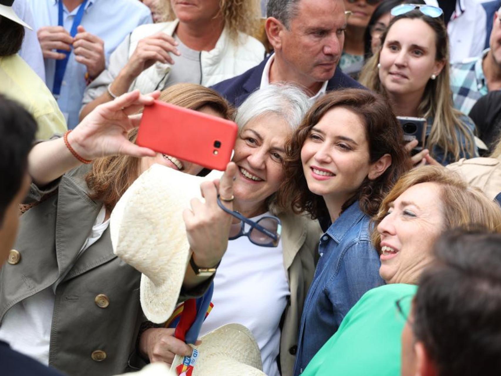 'The Times' ensalza a Ayuso a días de las elecciones: "Está lista para la  batalla contra Sánchez"