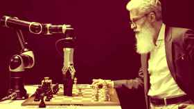 Un hombre juega al ajedrez contra un robot.
