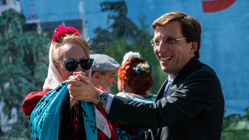 El alcalde de Madrid, José Luis Martínez-Almeida, baila un chotis durante la presentación de la programación de las Fiestas de San Isidro 2023.