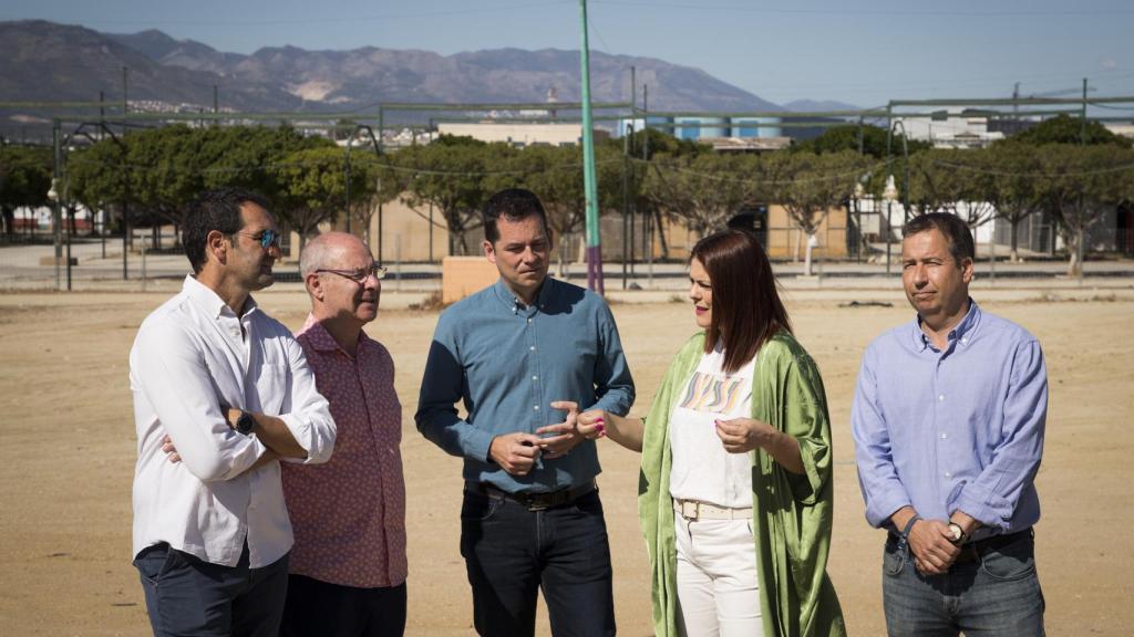 Noelia Losada, junto a varios integrantes de su candidatura, en los terrenos donde se proyecta el WiZink Center de Málaga.