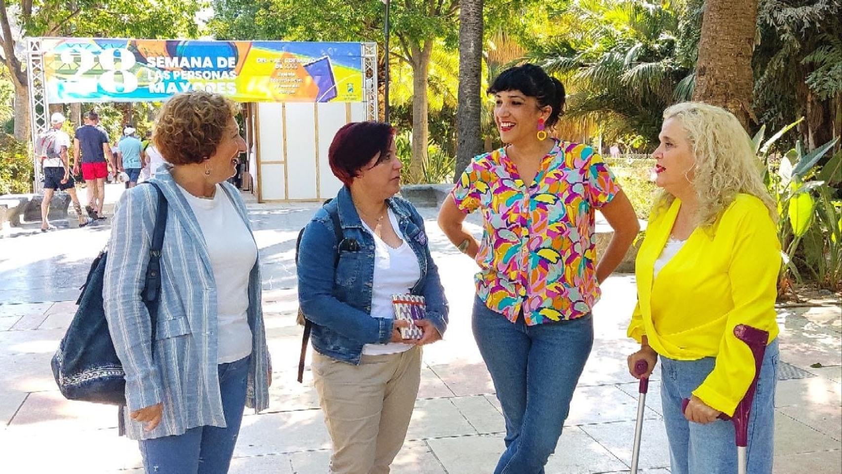 Toni Morillas, junto a varias de las integrantes de la candidatura de Con Málaga.
