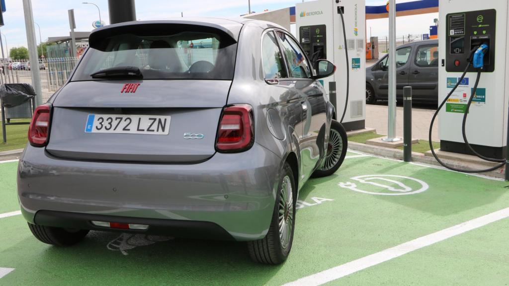 Este Fiat 500 eléctrico tiene autonomía para 190 kilómetros.