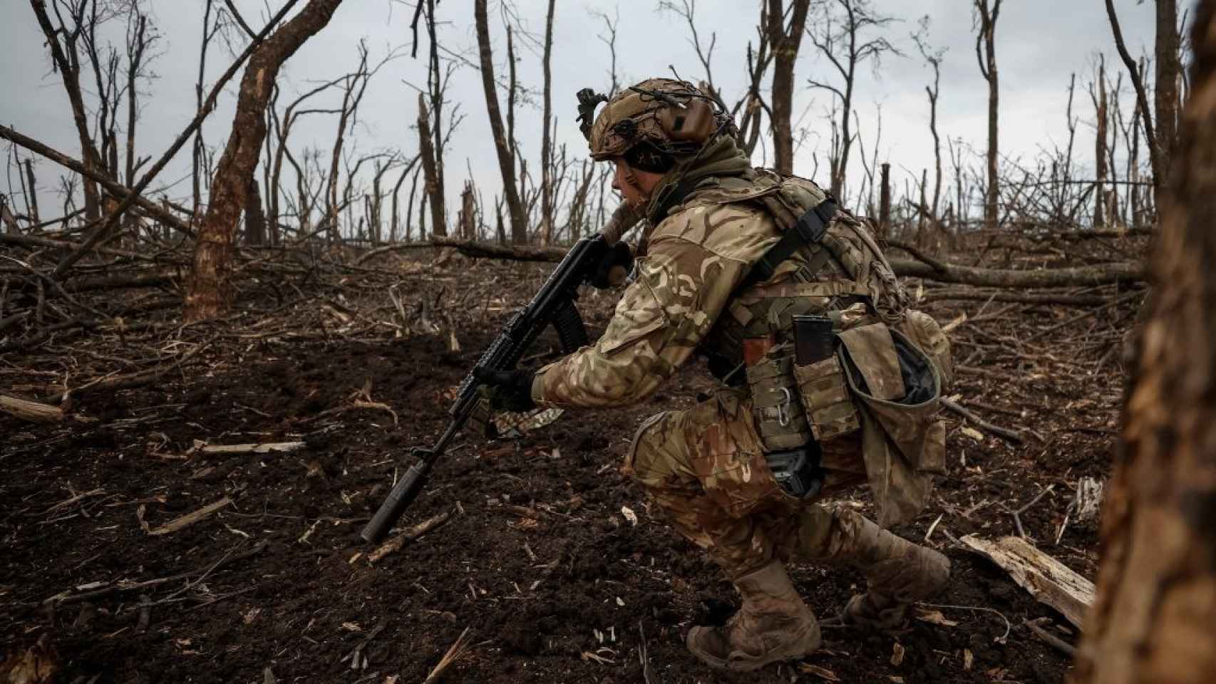 Un soldado ucraniano evalúa las posiciones rusas después de una batalla cerca de la línea de frente en Bajmut, este viernes.