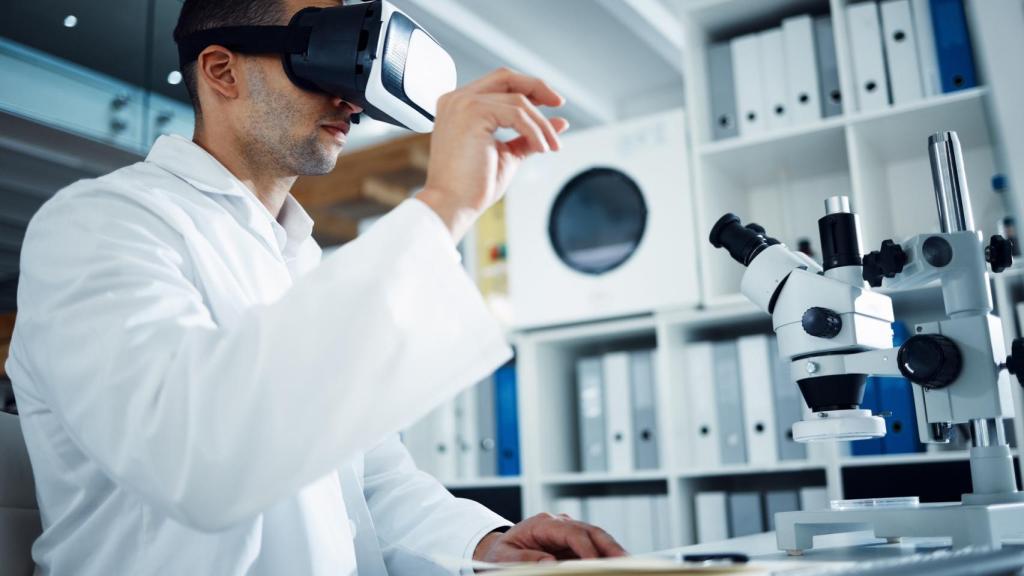 Imagen de archivo de un médico utilizando gafas de realidad virtual para practicar en el laboratorio.