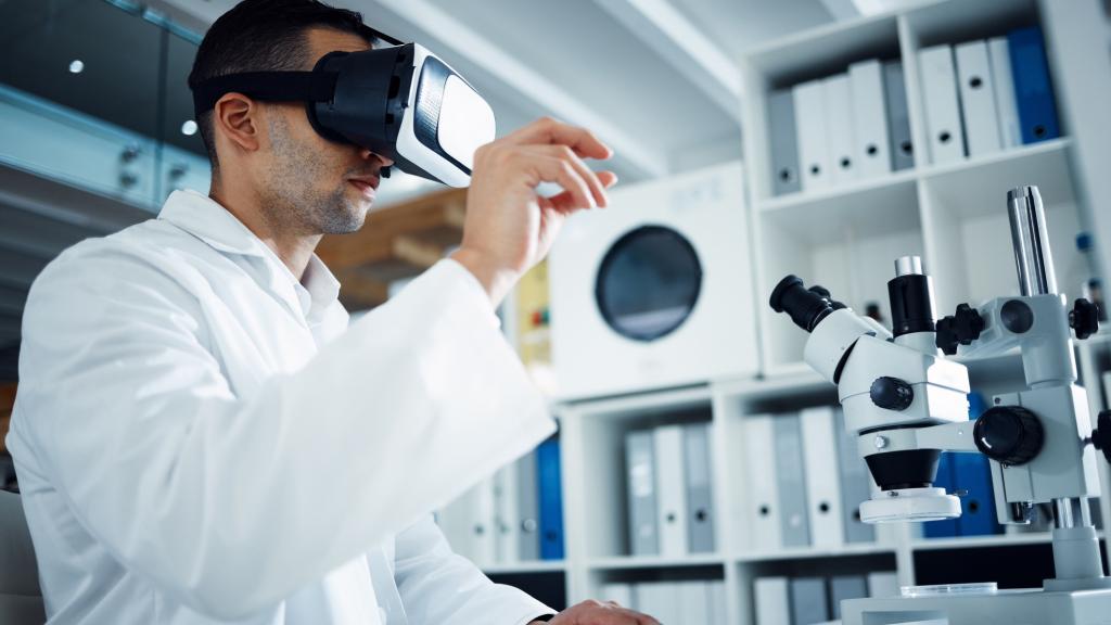 Imagen de archivo de un médico utilizando gafas de realidad virtual para practicar en el laboratorio.