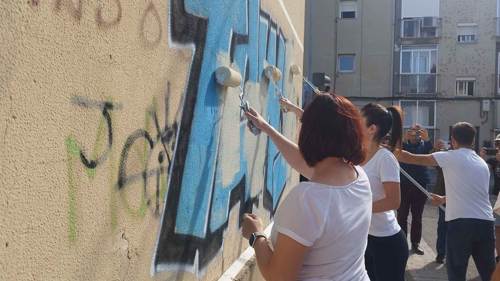 El PSOE limpiando pintadas en Zamora