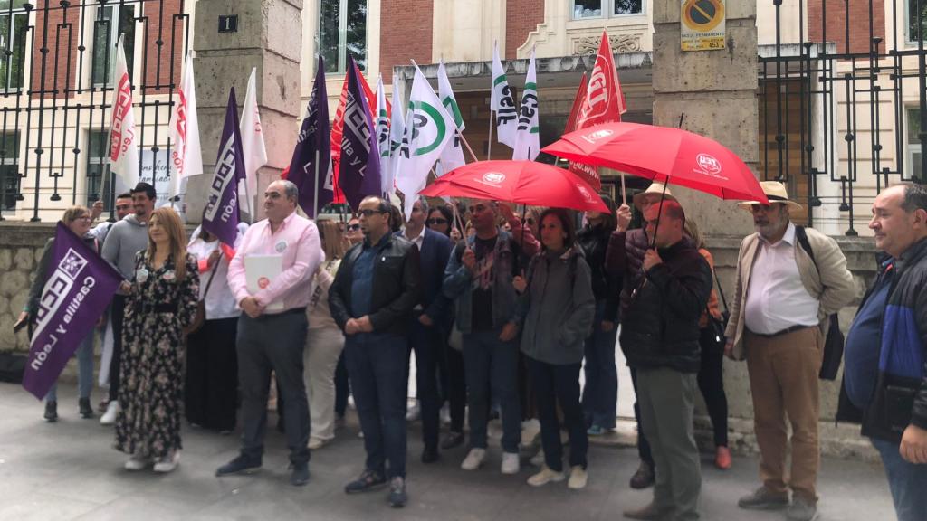 CSIF, CCOO y UGT en las puertas de la Consejería de Sanidad