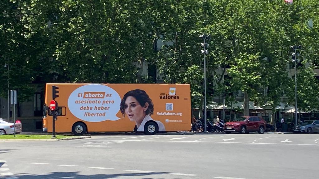 El autobús de Hazte Oír pasando por la Puerta de Alcalá.