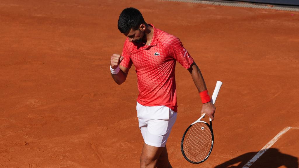Djokovic levanta el puño tras un punto ganador en Roma.