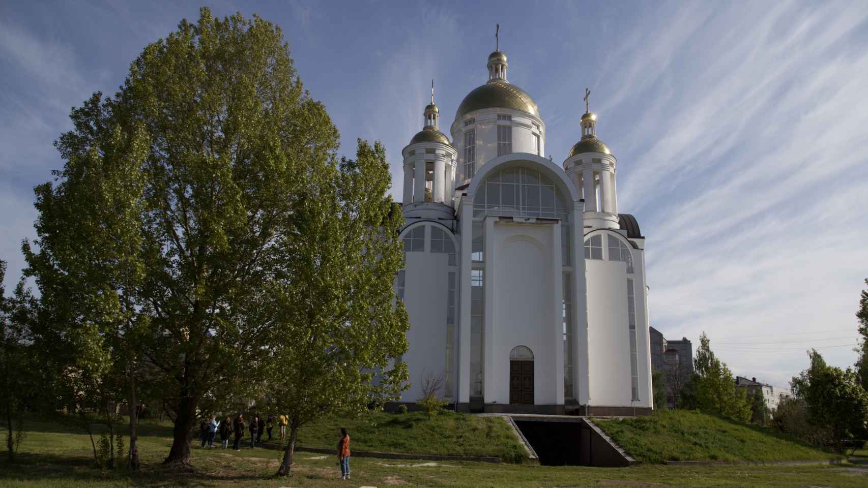 Iglesia en Bucha (Ucrania) donde se encontró una fosa común con 116 cuerpos.