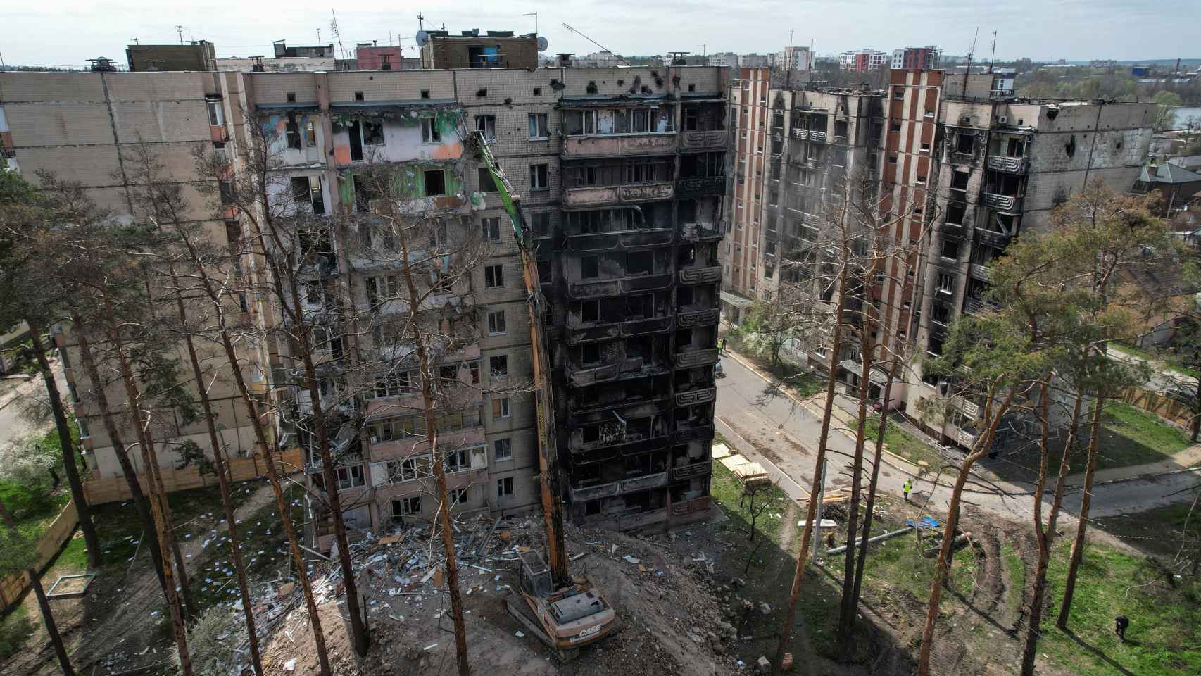 Vista aérea de varios edificios dañados en Irpin (Ucrania).
