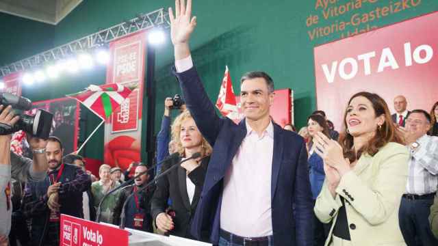Pedro Sánchez (c); la candidata a la alcaldía de Vitoria, Maider Etxebarria (d), y la candidata del PSE a diputada de Álava, Cristina González (i), este lunes en Vitoria.