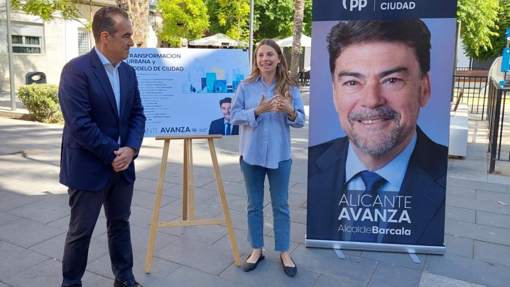 Antonio Peral y Rocío Gómez, en la presentación del programa del PP de planificación urbana.