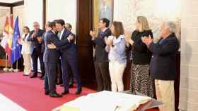El presidente de la Junta, Alfonso Fernández Mañueco, abraza al consejero de la Presidencia, Luis Miguel González Gago, durante su toma de posesión, este lunes.