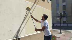 David Gago limpiando pintadas en Zamora
