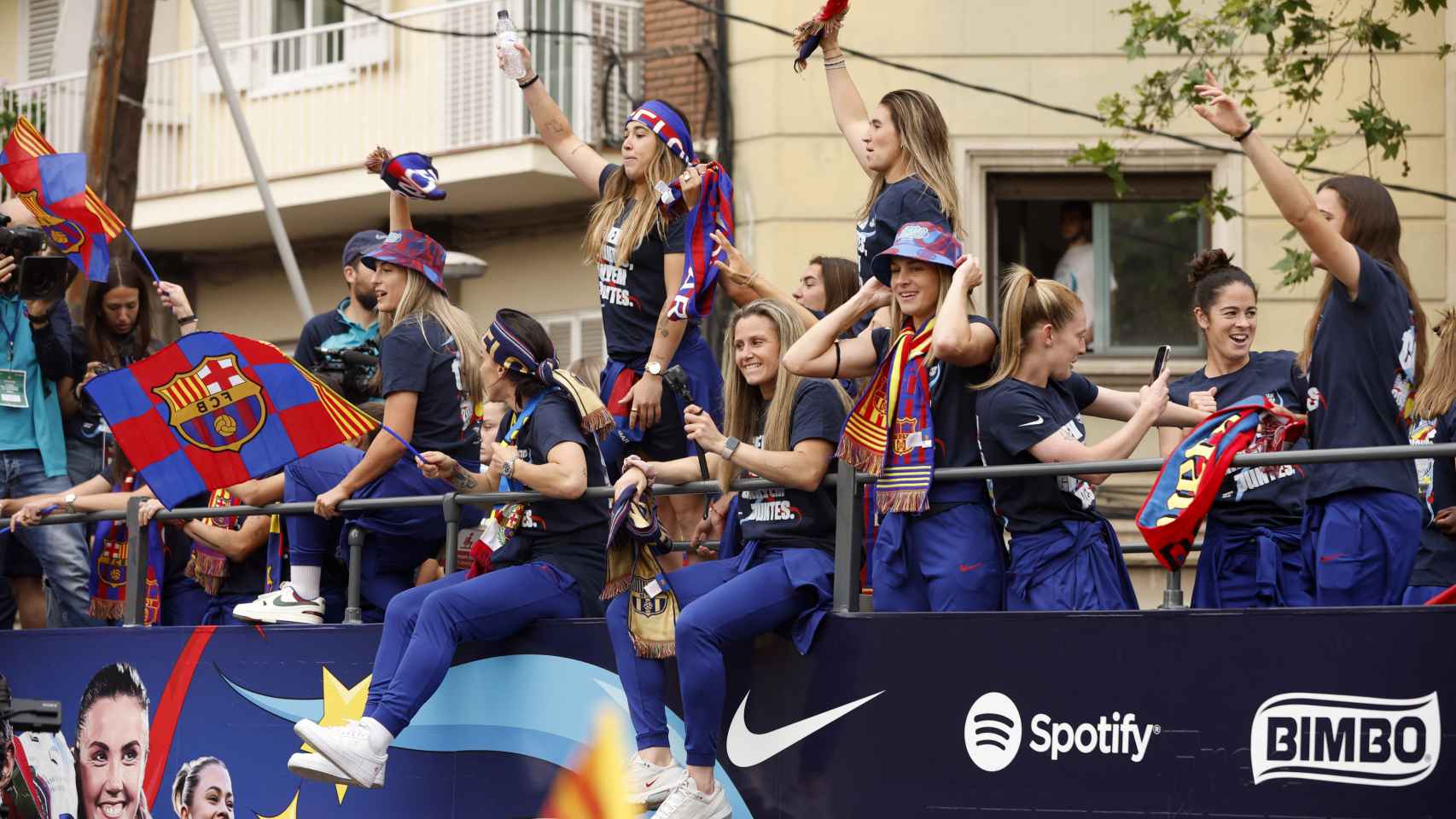 El autobús de campeón de La Liga 2022/2023 del FC Barcelona Femenino en la rúa
