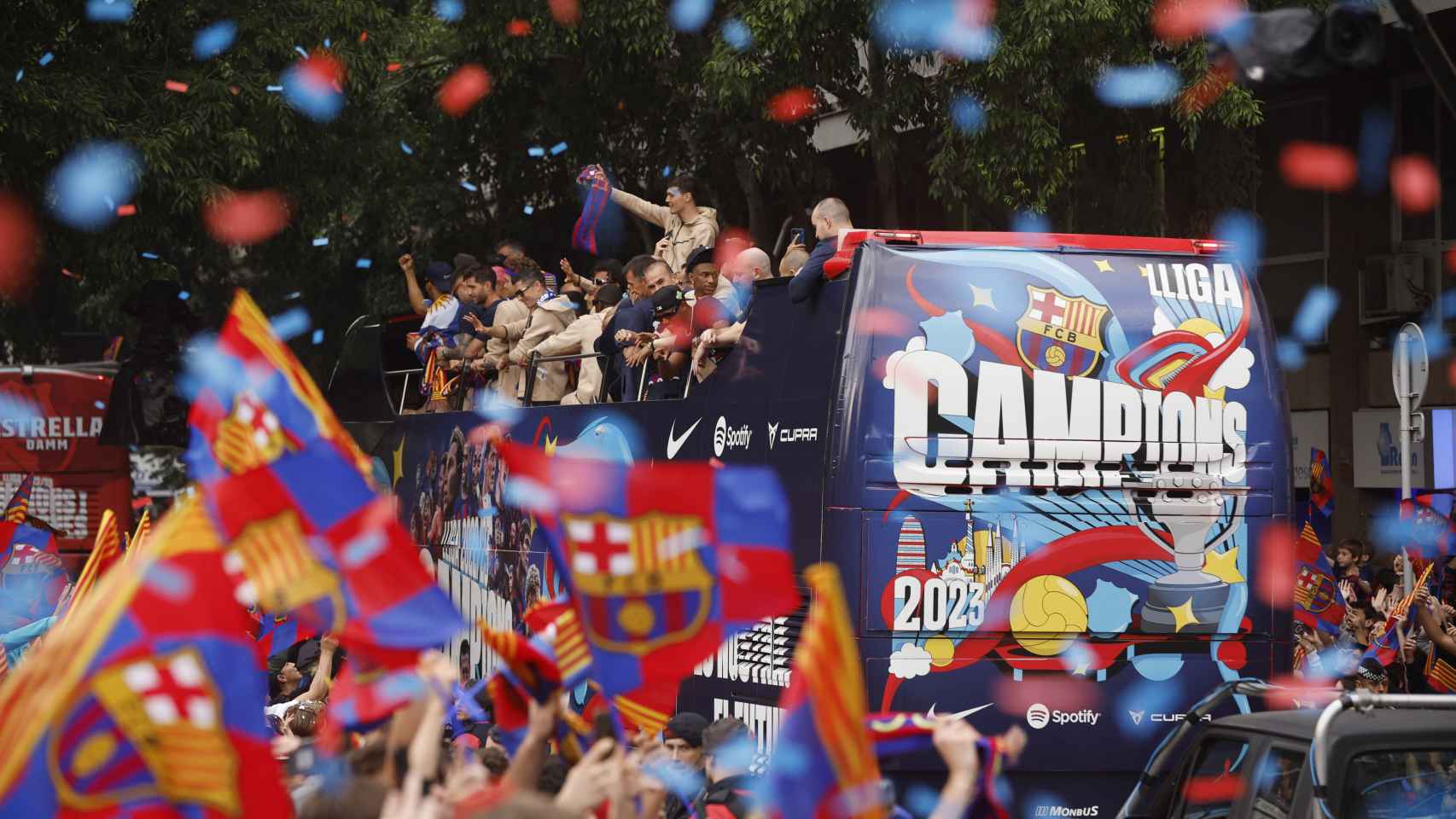 El autobús de campeón de La Liga 2022/2023 del FC Barcelona masculino en la rúa