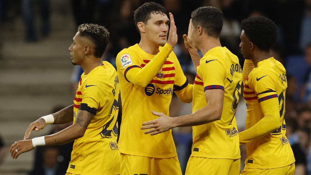 Lewandowski, celebrando con Christensen un gol del Barça ante el Espanyol