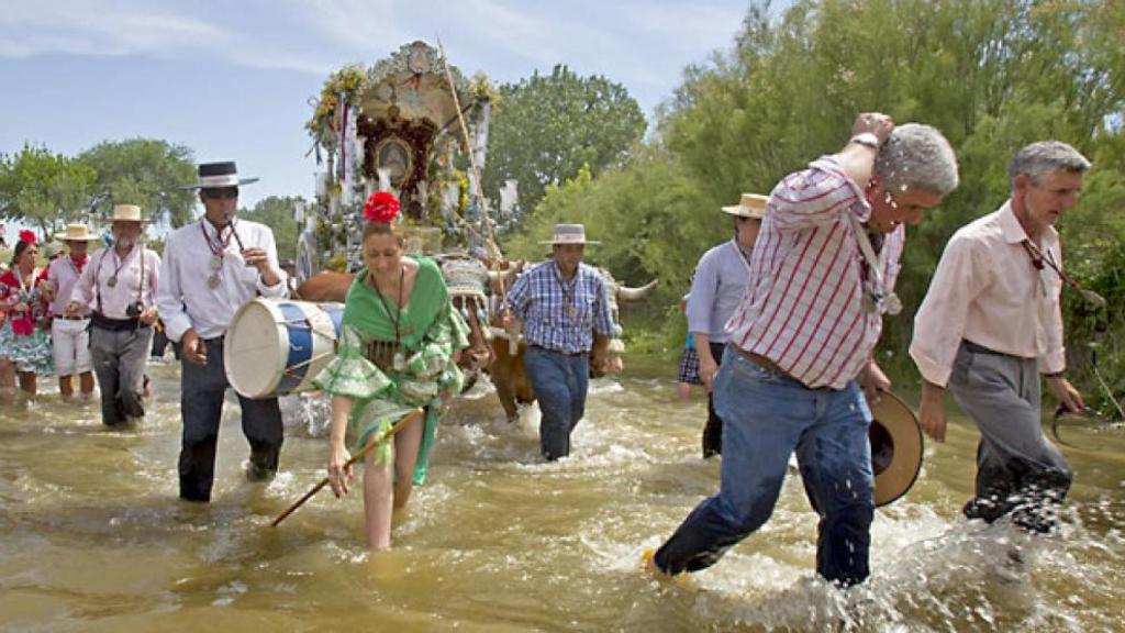 Peregrino atraviesan el vado del Quema durante la romería del Rocío en una imagen de archivo.