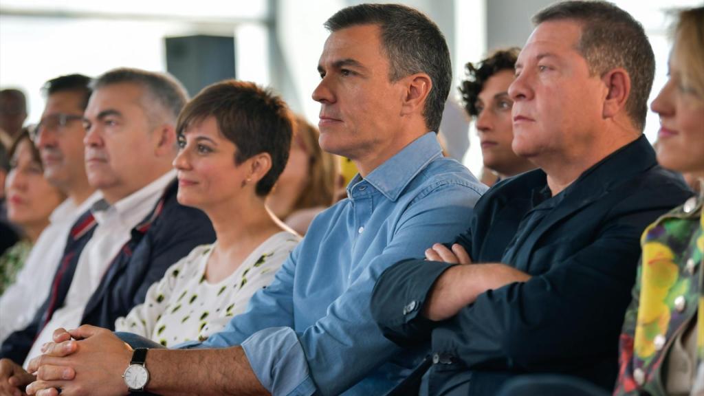 Isabel Rodríguez, Pedro Sánchez y Emiliano García-Page, este domingo en un mitin del PSOE enPuertollano.