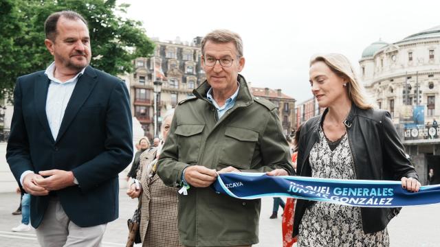 Feijóo, en Bilbao, con el presidente del PP vasco, Carlos Iturgaiz y la candidata a la Diputación de Bizkaia, Raquel González.