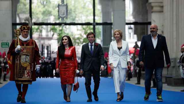 El alcalde de Madrid, José Luis Martínez Almeida (c), llega junto a la cantante Alaska (2i) y la presentadora Ana Rosa Quintana a la entrega de medallas de Honor y medallas de Madrid, en el Palacio de Cibeles.
