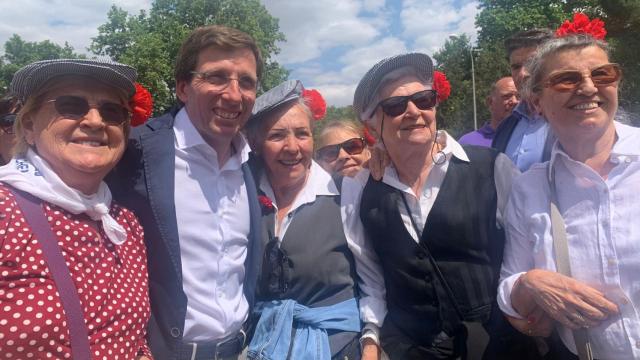 Martínez Almeida, con varias fans en la pradera de San Isidro.