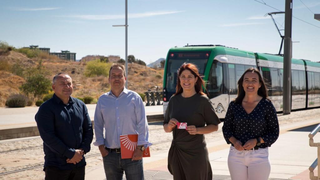 Noelia Losada, candidata de Ciudadanos a la Alcaldía de Málaga, en la estación Andalucía Tech del Metro.