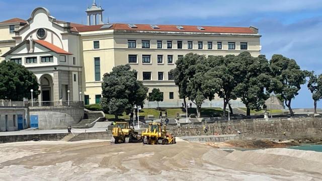 Maniobras de retirada de la duna de Riazor