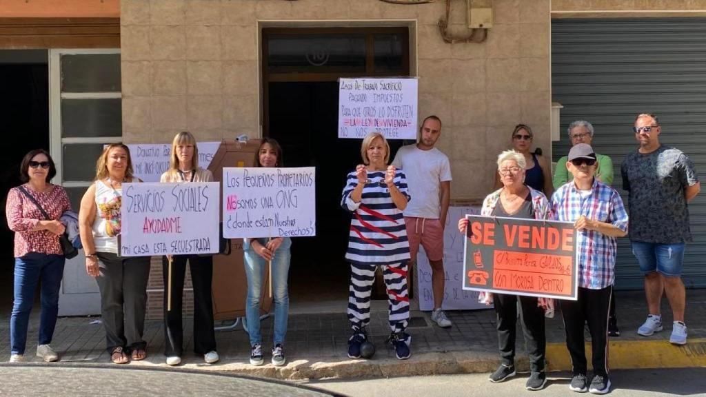 Susi, junto a familiares y amigos, reclama en la puerta de su casa la marcha de la inquilina que le debe 27 meses. EE