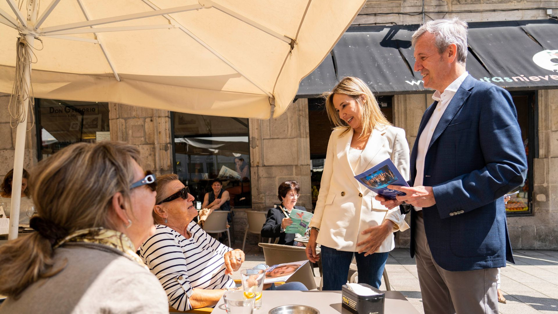 La candidata del PP con el presidente de la Xunta en Vigo este lunes.