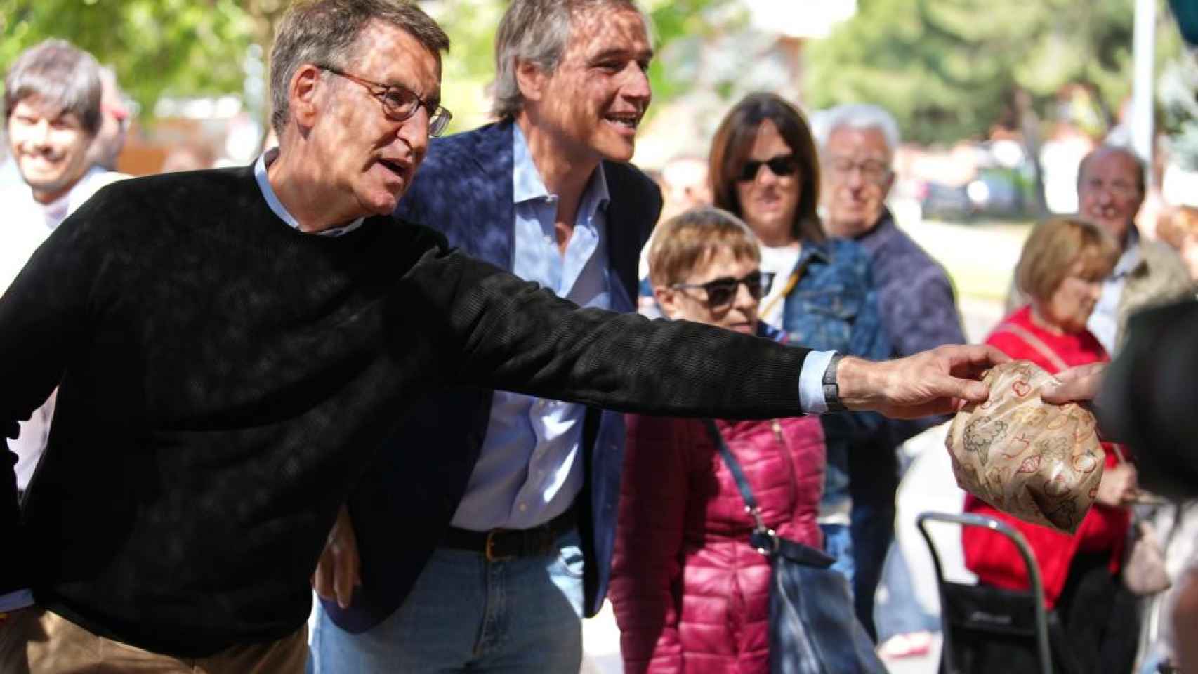 Feijóo, este martes en Alcorcón, con el candidato de su partido, Antonio González Terol.
