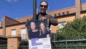 El candidato de Unidas Podemos en Yebes (Guadalajara) con uno de los carteles electorales.