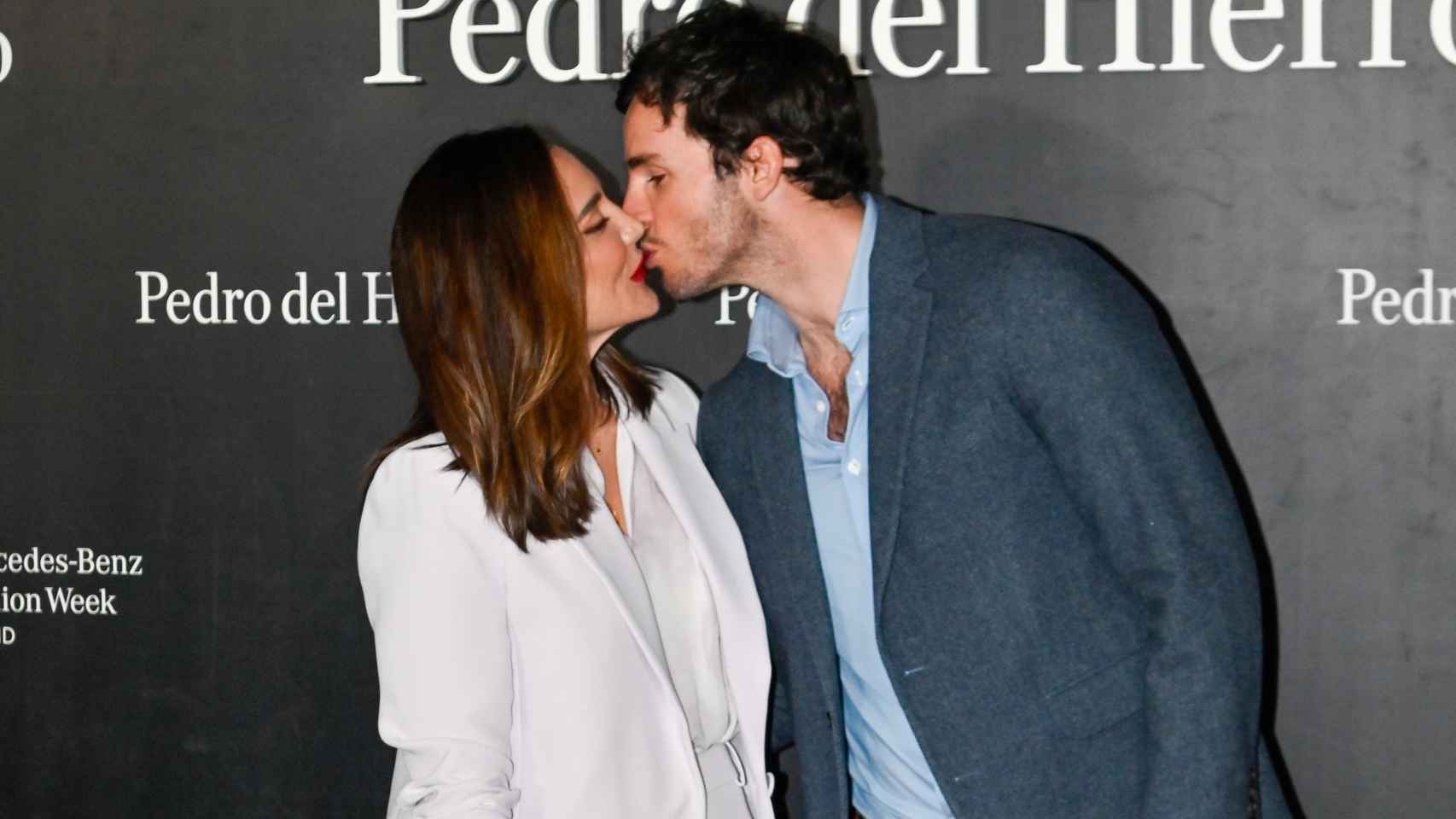 El romántico beso entre Tamara Falcó e Íñigo Onieva, que tuvo lugar en la Pasarela Cibeles Mercedes-Benz Fashion Week, en Madrid.